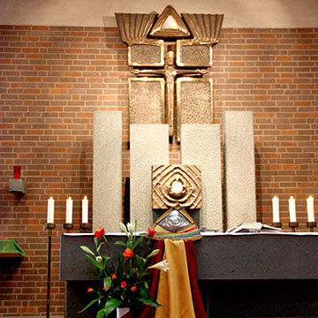 Gott-Vater-Kirche Dietershausen mit dem Vatersymbol aus dem Schönstatt-Heiligtum (Foto: Poppe)